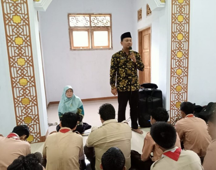 Kegiatan pengajian jum'at rohani kls 9 dan pelaksanaan sholat Dhuha SMP Negeri 5 Adiwerna